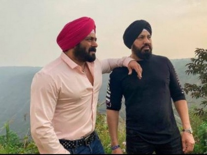 Salman Khan strikes a pose with his bodyguard Shera donning turbans | Salman Khan strikes a pose with his bodyguard Shera donning turbans