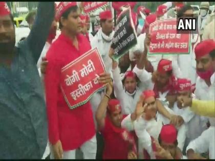 Samajwadi Party workers detained during protest against fuel price hike | Samajwadi Party workers detained during protest against fuel price hike