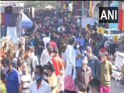 People thronging Delhi's Sarojini Nagar Market flout COVID-19 prevention guidelines | People thronging Delhi's Sarojini Nagar Market flout COVID-19 prevention guidelines