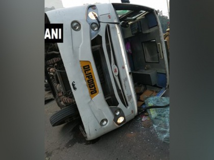 Driver arrested after his vehicle rams into school bus in Naraina | Driver arrested after his vehicle rams into school bus in Naraina