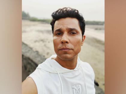 Randeep Hooda shares a glimpse of his 'sanskari' dog | Randeep Hooda shares a glimpse of his 'sanskari' dog Randeep Hooda shares a glimpse of his 'sanskari' dog | Randeep Hooda shares a glimpse of his 'sanskari' dog