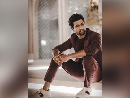 Vicky Kaushal turns cricketer on the sets of his new film | Vicky Kaushal turns cricketer on the sets of his new film