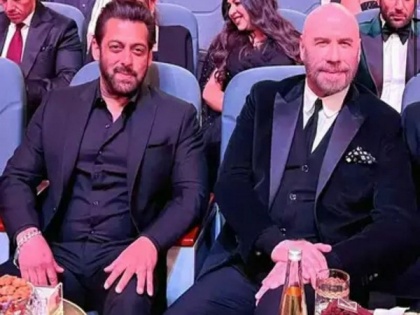 Salman Khan poses with 'Pulp Fiction' star John Travolta | Salman Khan poses with 'Pulp Fiction' star John Travolta