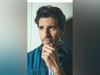 Sidharth Malhotra shares a glimpse of his workout on a 'tree' | Sidharth Malhotra shares a glimpse of his workout on a 'tree' Sidharth Malhotra shares a glimpse of his workout on a 'tree' | Sidharth Malhotra shares a glimpse of his workout on a 'tree'