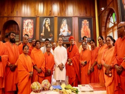 Rahul Gandhi offers prayers at Sri Jagadguru Murugharajendra Vidyapeetha | Rahul Gandhi offers prayers at Sri Jagadguru Murugharajendra Vidyapeetha