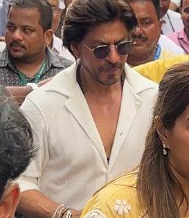 SRK seeks blessings at Lalbaugcha Raja with AbRam | SRK seeks blessings at Lalbaugcha Raja with AbRam SRK seeks blessings at Lalbaugcha Raja with AbRam | SRK seeks blessings at Lalbaugcha Raja with AbRam
