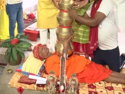 Patna's priest keeps 21 urns on his chest to observe nine-day Navratri festival | Patna's priest keeps 21 urns on his chest to observe nine-day Navratri festival