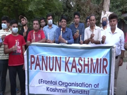 Kashmiri Pandit body holds candle light march in Jammu in homage to civilians killed in Valley | Kashmiri Pandit body holds candle light march in Jammu in homage to civilians killed in Valley