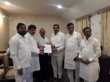 Congress-NCP-Sena leaders submit letter of MLAs supporting alliance amid Maha political turmoil | Congress-NCP-Sena leaders submit letter of MLAs supporting alliance amid Maha political turmoil