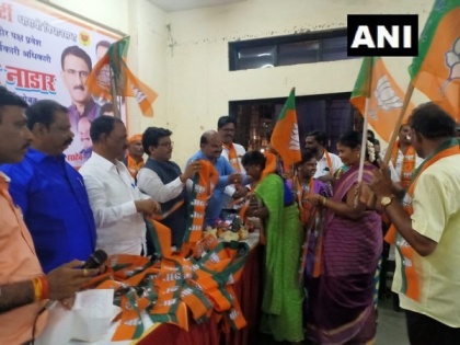 Maharashtra: Upset over Thackeray's move, 400 Shiv Sena workers join BJP | Maharashtra: Upset over Thackeray's move, 400 Shiv Sena workers join BJP