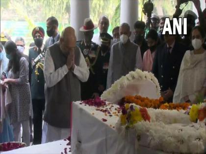 Amit Shah, Pushkar Dhami pay last respects to CDS Gen Bipin Rawat, his wife | Amit Shah, Pushkar Dhami pay last respects to CDS Gen Bipin Rawat, his wife