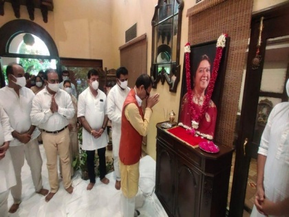 Shivraj Singh Chouhan offers condolences on demise of Indore MP Shankar Lalwani's wife | Shivraj Singh Chouhan offers condolences on demise of Indore MP Shankar Lalwani's wife
