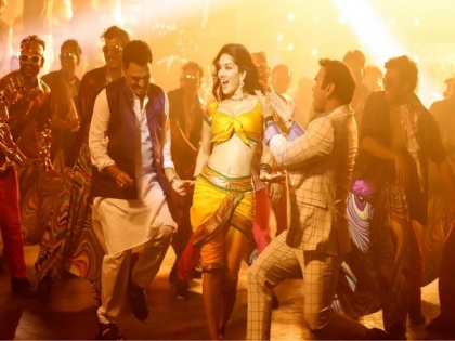 Sunny Leone's cameo in the song "Shantabai" of the Marathi film Aamdar Nivas starring Rohit Choudhary as a builder | Sunny Leone's cameo in the song "Shantabai" of the Marathi film Aamdar Nivas starring Rohit Choudhary as a builder