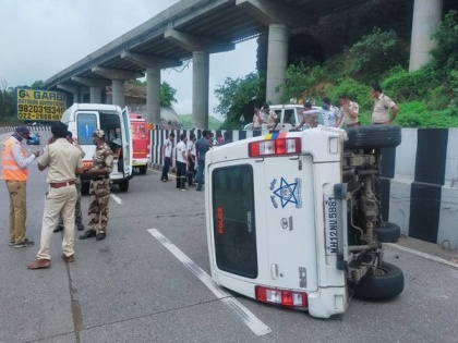 Vehicle in Sharad Pawar's convoy overturns on Mumbai-Pune Expressway | Vehicle in Sharad Pawar's convoy overturns on Mumbai-Pune Expressway