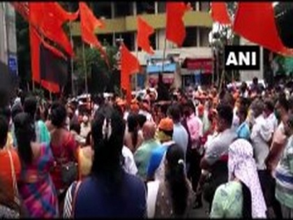 Shiv Sena stages protest in Lalbagh against removal of Shivaji Maharaj's statue in Belgaum | Shiv Sena stages protest in Lalbagh against removal of Shivaji Maharaj's statue in Belgaum
