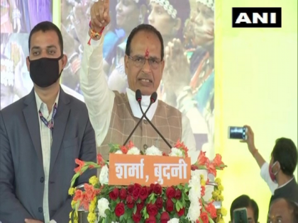MP CM gives 'patta' to tribal people in possession of forest land before 2006 | MP CM gives 'patta' to tribal people in possession of forest land before 2006