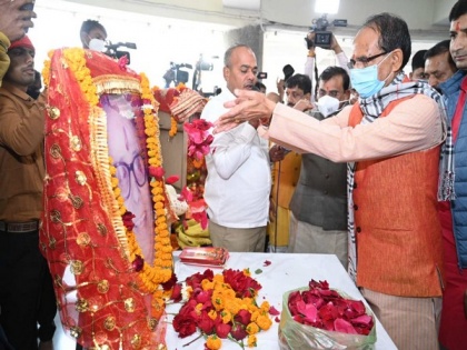 Shivraj Singh Chouhan pays respects to Kushabhau Thakre on his birth centenary | Shivraj Singh Chouhan pays respects to Kushabhau Thakre on his birth centenary