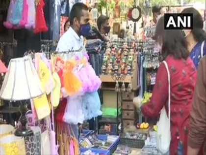 Shoppers throng Sarojini Nagar, Lajpat Nagar markets on Navratri | Shoppers throng Sarojini Nagar, Lajpat Nagar markets on Navratri