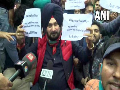 Navjot Singh Sidhu joins protesting teachers outside Delhi CM Kejriwal's residence | Navjot Singh Sidhu joins protesting teachers outside Delhi CM Kejriwal's residence