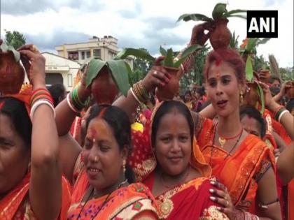 Hundreds of devotees take part in Mahadev Shiva Kalash Yatra in WB | Hundreds of devotees take part in Mahadev Shiva Kalash Yatra in WB Hundreds of devotees take part in Mahadev Shiva Kalash Yatra in WB | Hundreds of devotees take part in Mahadev Shiva Kalash Yatra in WB