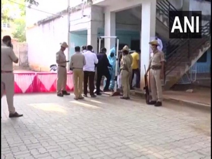 Counting begins for by-polls in two assembly constituencies of Karnataka | Counting begins for by-polls in two assembly constituencies of Karnataka