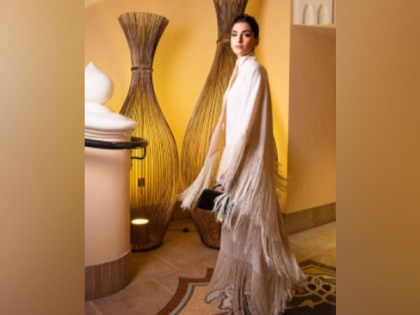 Sonam Kapoor says 'tassels, sparkle' make her 'happy girl' | Sonam Kapoor says 'tassels, sparkle' make her 'happy girl'