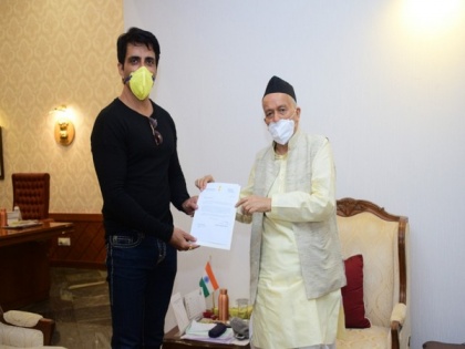 Sonu Sood meets Maha Guv; discuss initiatives taken for safe travel of migrant people | Sonu Sood meets Maha Guv; discuss initiatives taken for safe travel of migrant people