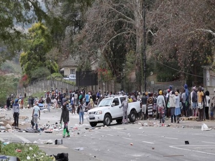 Death toll climbs to 72 as violence continues in South Africa | Death toll climbs to 72 as violence continues in South Africa