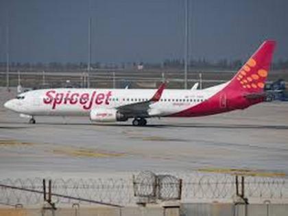 Sub-inspector slaps airline staff for not issuing boarding pass at Ahmedabad airport | Sub-inspector slaps airline staff for not issuing boarding pass at Ahmedabad airport