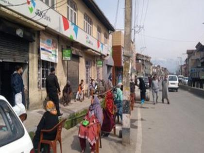 3000 chairs given to banks in Srinagar for social distancing | 3000 chairs given to banks in Srinagar for social distancing