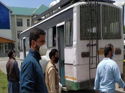 201 stranded people who arrived in Srinagar on May 6, discharged from quarantine: District administration | 201 stranded people who arrived in Srinagar on May 6, discharged from quarantine: District administration