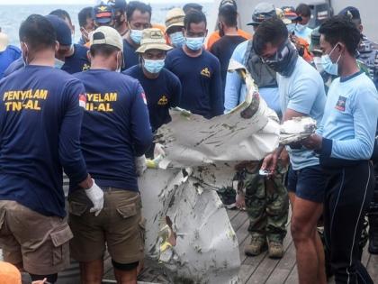 Indonesian authorities download crashed plane's black box | Indonesian authorities download crashed plane's black box