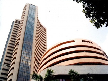 Equity indices flat amid volatile trade, M&M drops 6 pc | Equity indices flat amid volatile trade, M&M drops 6 pc