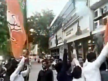 Celebratory firing, sweet for cops as legislator Akash Vijayvargiya walks out of jail | Celebratory firing, sweet for cops as legislator Akash Vijayvargiya walks out of jail Celebratory firing, sweet for cops as legislator Akash Vijayvargiya walks out of jail | Celebratory firing, sweet for cops as legislator Akash Vijayvargiya walks out of jail