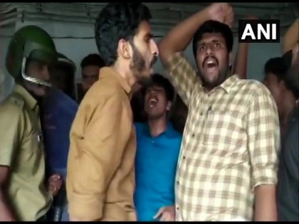 Kerala: Clash broke out between police, SFI members during protest staged against death of 10-yr-old | Kerala: Clash broke out between police, SFI members during protest staged against death of 10-yr-old