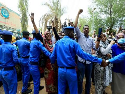 Sudan security forces fire teargas on anti-coup protesters | Sudan security forces fire teargas on anti-coup protesters