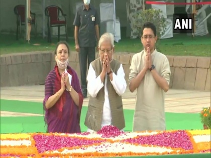 Sons of Lal Bahadur Shastri pay tribute to him at Vijay Ghat | Sons of Lal Bahadur Shastri pay tribute to him at Vijay Ghat