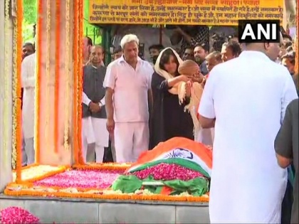 Sushma Swaraj cremated with state honours, daughter Bansuri performs last rites | Sushma Swaraj cremated with state honours, daughter Bansuri performs last rites
