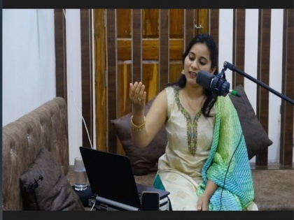 Singer Swapnali Gaikwad's tribute to veteran singer Lata Mangeshkar on her birthday sets a new world record | Singer Swapnali Gaikwad's tribute to veteran singer Lata Mangeshkar on her birthday sets a new world record