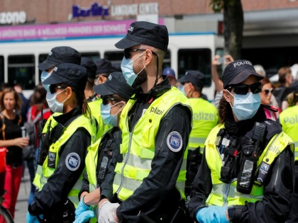 Zurich police fire tear gas on demonstrators at feminist rally | Zurich police fire tear gas on demonstrators at feminist rally