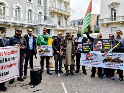 Demonstration held in front of Pak High Commission in London for release of journalist Tanveer Ahmed | Demonstration held in front of Pak High Commission in London for release of journalist Tanveer Ahmed