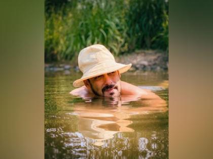 Salman Khan takes a dip in pond, treats fans with pictures | Salman Khan takes a dip in pond, treats fans with pictures