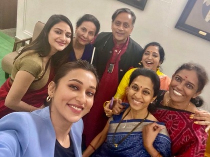 Shashi Tharoor posts apology after flak over '...attractive' photo with women MPs | Shashi Tharoor posts apology after flak over '...attractive' photo with women MPs