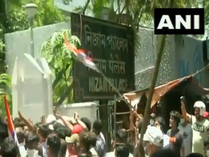 TMC supporters stage protest outside CBI office in Kolkata | TMC supporters stage protest outside CBI office in Kolkata