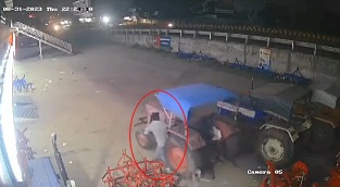 Gujarat: Video of man stealing tractor from showroom goes viral | Gujarat: Video of man stealing tractor from showroom goes viral Gujarat: Video of man stealing tractor from showroom goes viral | Gujarat: Video of man stealing tractor from showroom goes viral