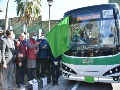 Trivendra Singh Rawat flags off trial run of electric buses in Dehradun | Trivendra Singh Rawat flags off trial run of electric buses in Dehradun Trivendra Singh Rawat flags off trial run of electric buses in Dehradun | Trivendra Singh Rawat flags off trial run of electric buses in Dehradun
