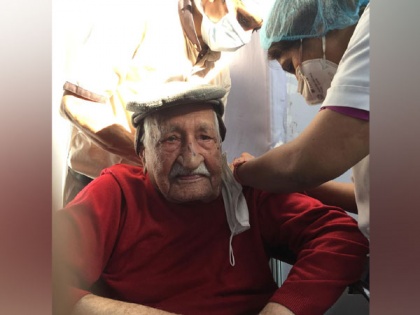 104-year-old administered COVID vaccine at Delhi's Ganga Ram Hospital, urges all to take a shot | 104-year-old administered COVID vaccine at Delhi's Ganga Ram Hospital, urges all to take a shot