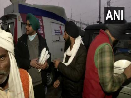 Punjab twins distribute warmers among protesting farmers at Ghazipur border | Punjab twins distribute warmers among protesting farmers at Ghazipur border Punjab twins distribute warmers among protesting farmers at Ghazipur border | Punjab twins distribute warmers among protesting farmers at Ghazipur border