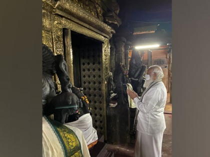 Wearing Veshti, PM Modi offers prayers at Meenakshi Temple in poll-bound TN | Wearing Veshti, PM Modi offers prayers at Meenakshi Temple in poll-bound TN