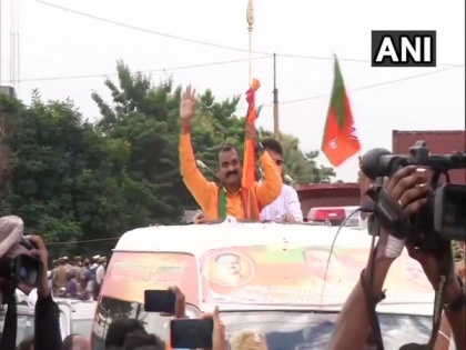 Chennai Police allows BJP's L Murugan to proceed on 'Vetri Val Yatra', stops his supporters | Chennai Police allows BJP's L Murugan to proceed on 'Vetri Val Yatra', stops his supporters